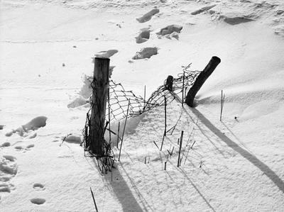 361188 Afbeelding van een stuk hekwerk in de sneeuw.